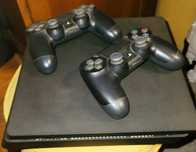 Playstation 4 slim + 2 comandos