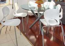 Mesa de vidro com cadeiras