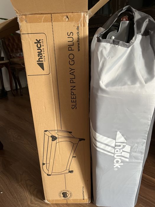 Cama de viagem cor cinzenta, como nova.