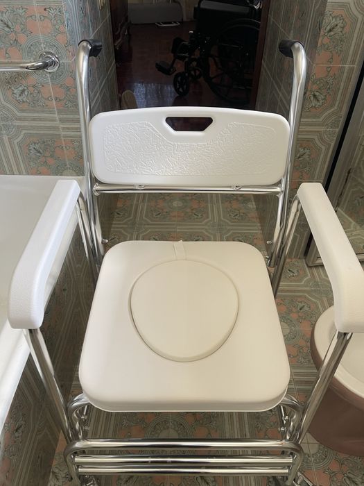 Vendo cadeira de rodas higiénica