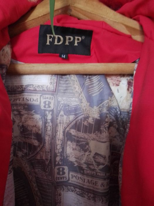 Красная женская куртка