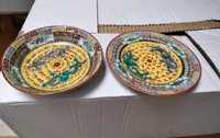 antigo conjunto de dois pratos em porcelana pintada a mao