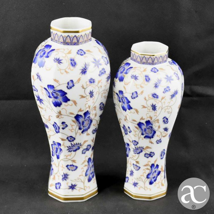 2 Jarras oitavadas em porcelana NG, ricamente decorada em azul e ouro