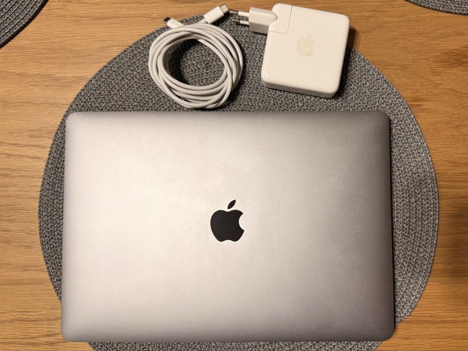 MacBook Pro 2020 13” i5/8GB RAM/256GB SSD/ Touch bar