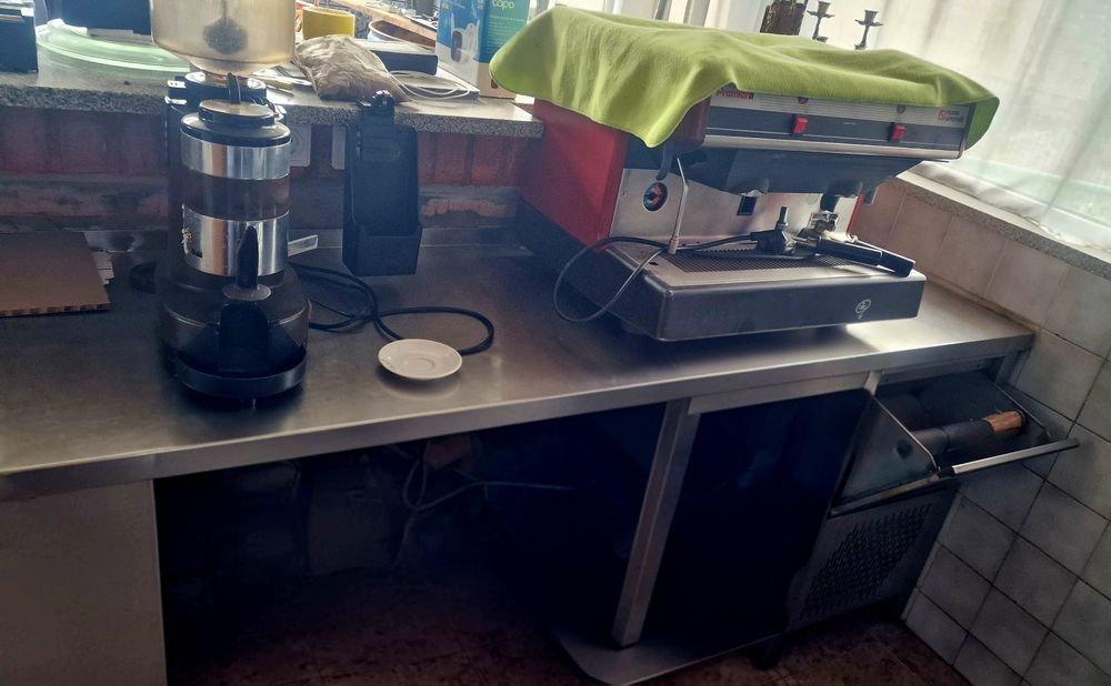 Máquina Café industrial + Balcão + Moinho