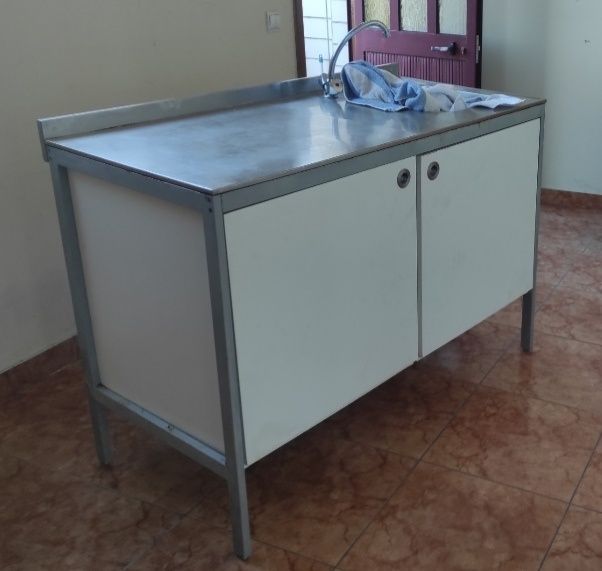 Bancada de inox e móvel madeira