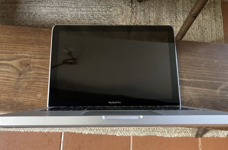 MacBook Pro de 2011 com motherboard queimad