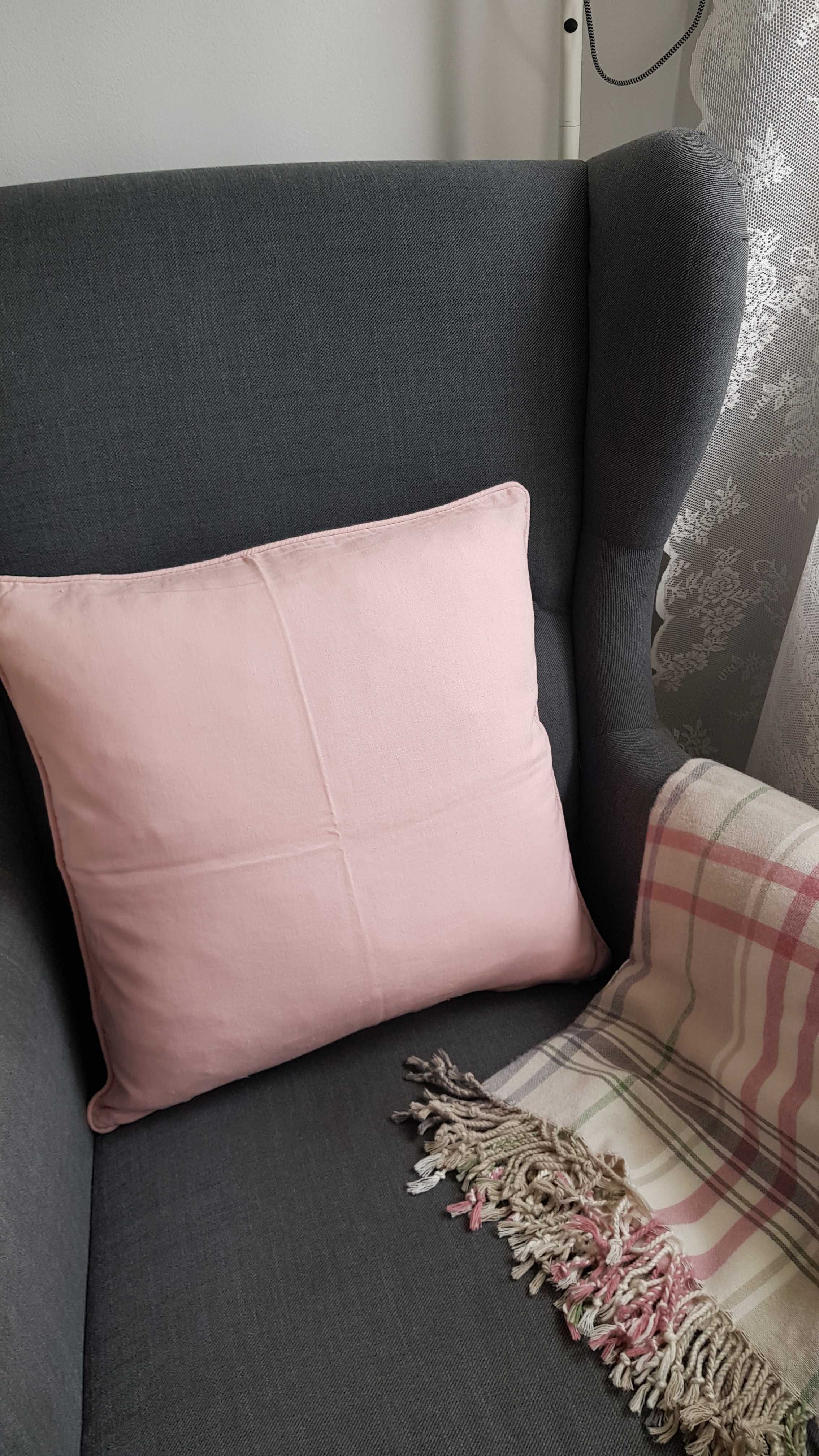 Dwie różowe poszewki na poduszki Ikea