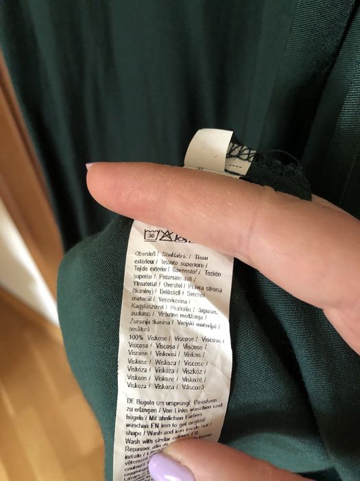 Kopertowa satynowa sukienka w kolorze butelkowej zieleni 100% wiskoza