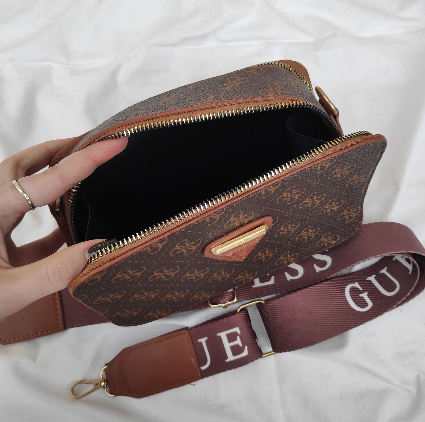 Сумка в принт лого Guess клатч через плече крос-боді монохромний принт