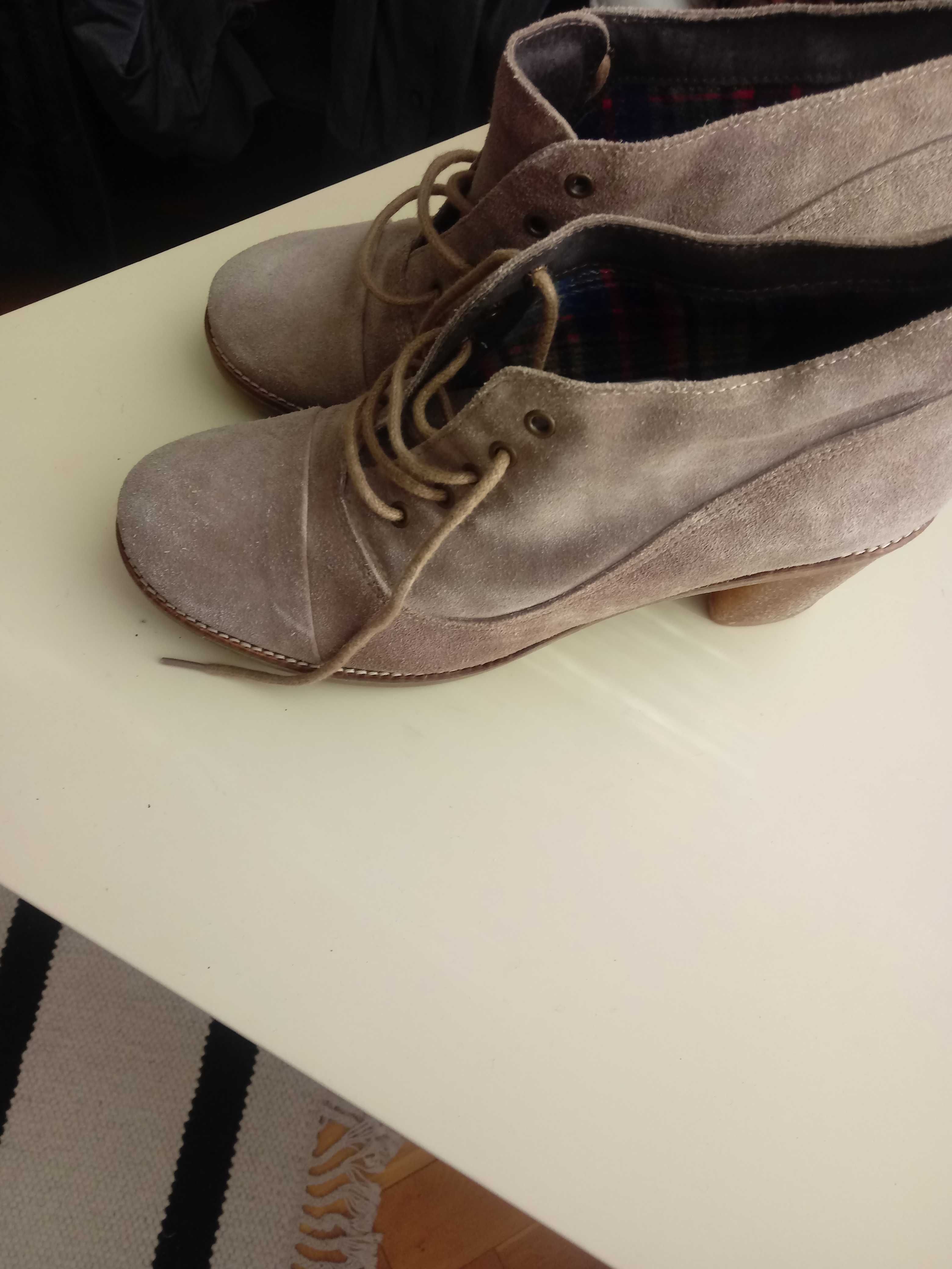 Buty zamszowe Roots r 40 obcas
