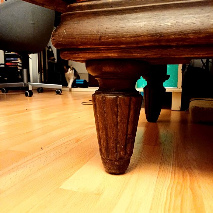 Przedwojenna komoda w dobrym stanie z rzeźbieniami