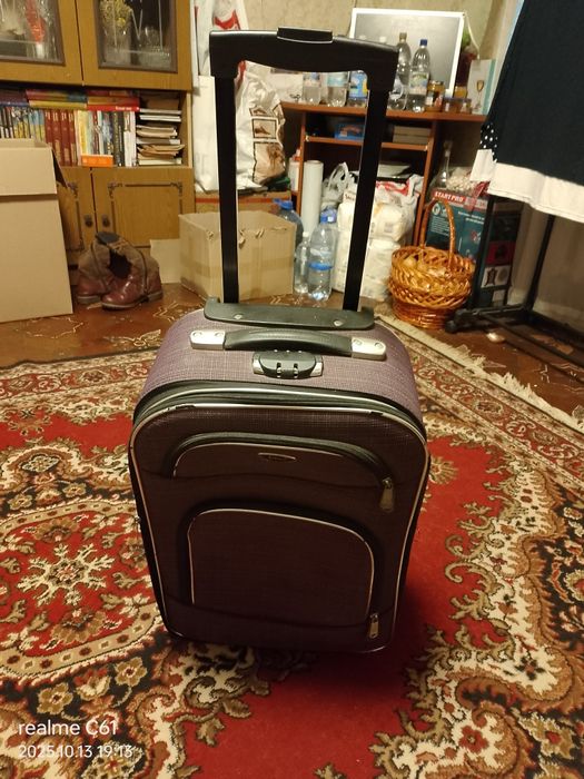 Продам чемодан на колесиках