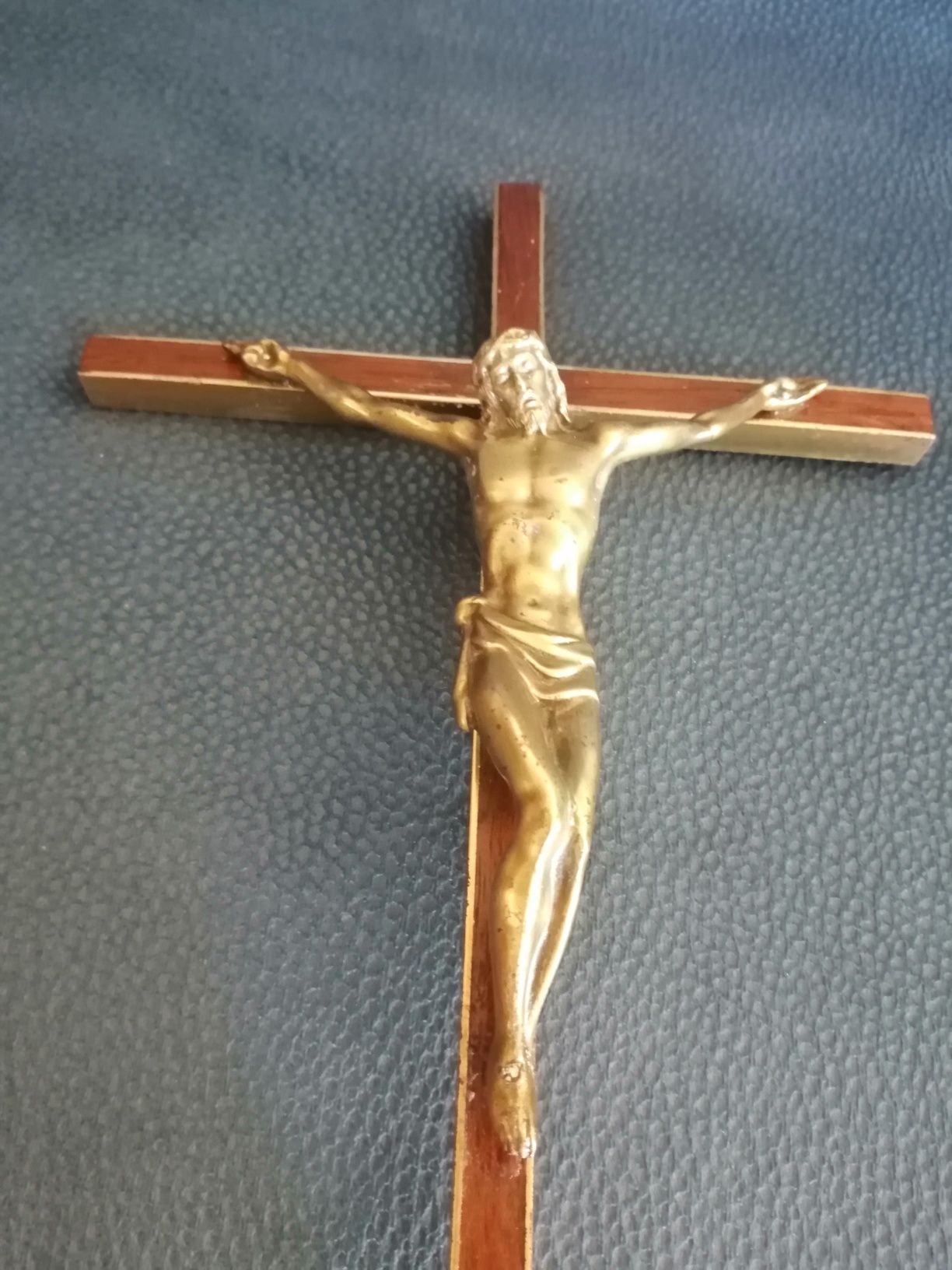 Cruz com Cristo em metal dourado