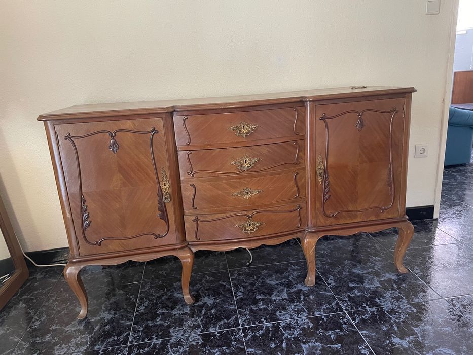 Aparador antigo em madeira maciça – estilo clássico