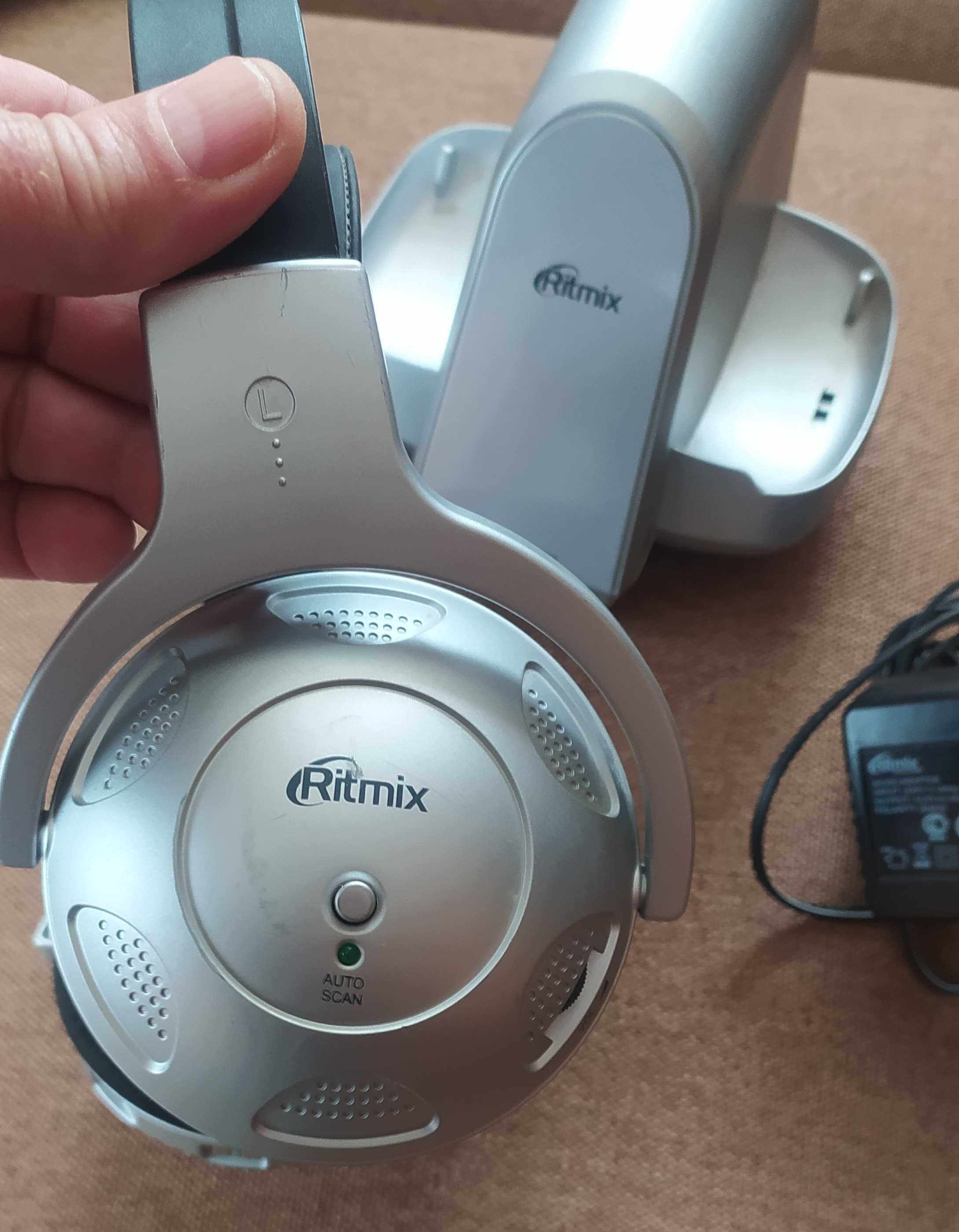 Ritmix RH-704 headphones -  бепровідні з базою блютуз та підзарядки