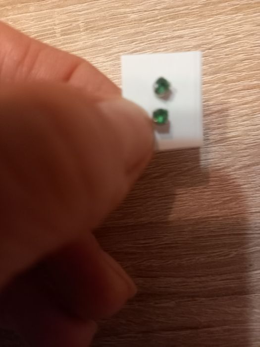 Сережки пусети,,з салатовим камінцем, нові, срібло.