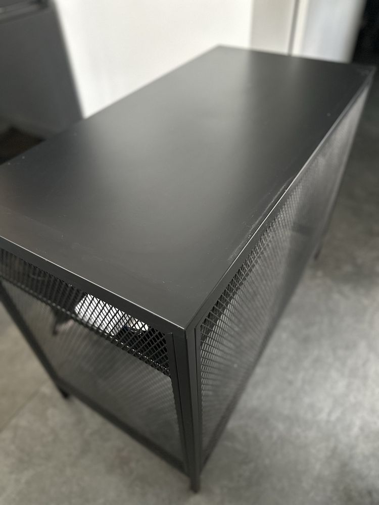 biurko sklum z metalową klatką