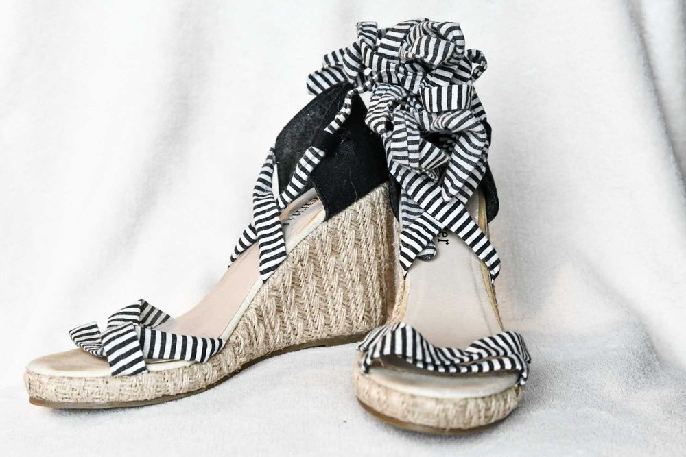 Buty na wysokim koturnie z wiązaniem na kostkę