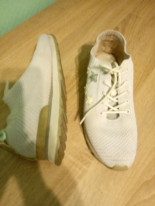 Продам кроссовки женские.Б/у