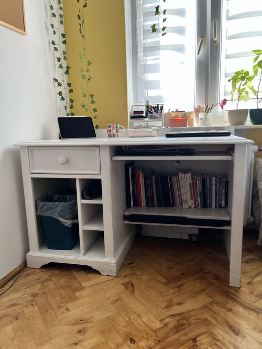 Białe biurko z szufladą