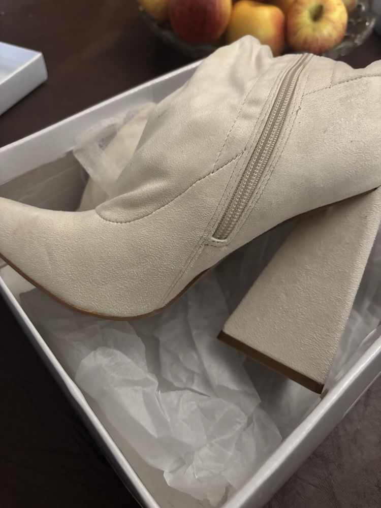 Botas bege novas tamanho 37