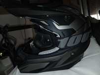 Capacete de motocross com os óculos