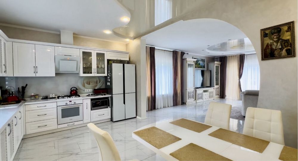 Шикарний маєток Вашої мрії з басейном та ландшафтним дизайном