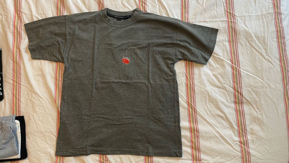 Tshirt monstro cinza