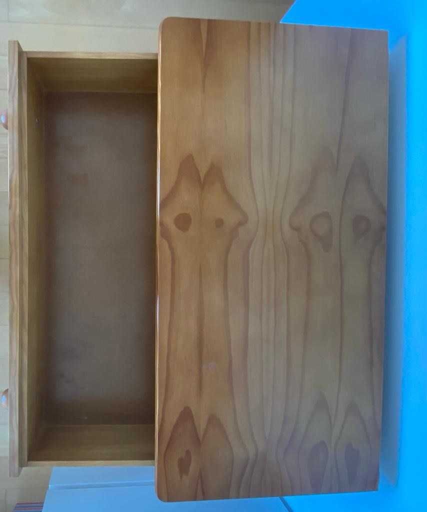 Cómoda com 4 gavetas em madeira