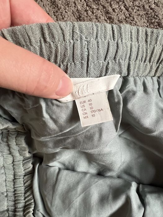 Спідниця мʼятного кольору розміру міні, розкльошонна спідниця з оборка