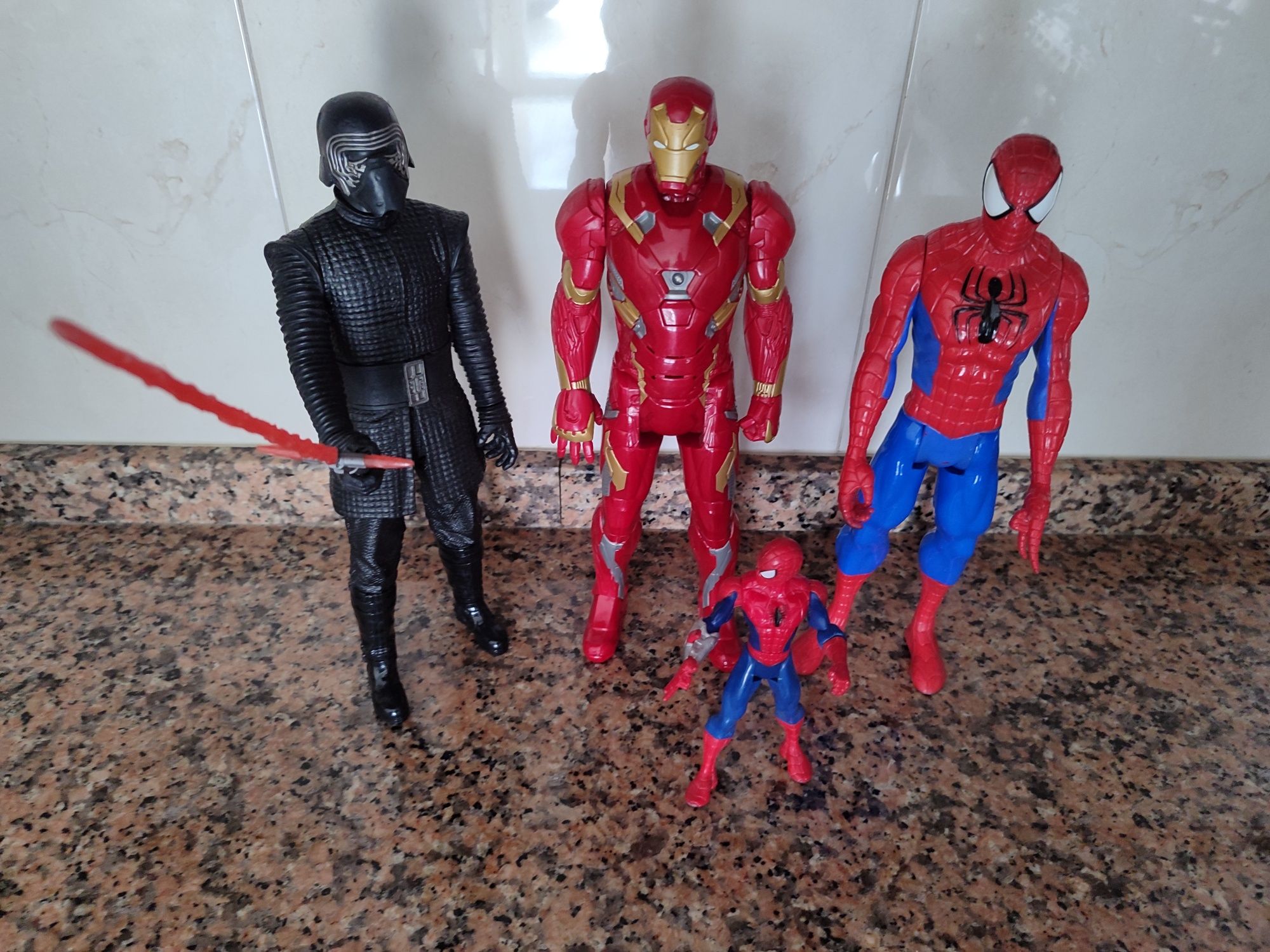 4 Figuras (Kylo Ren + Iron Man + 2 x Homem Aranha)