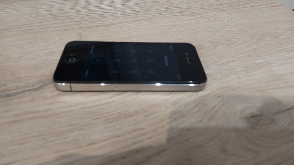 Smartfon Apple iPhone 4 pęknięta obudowa