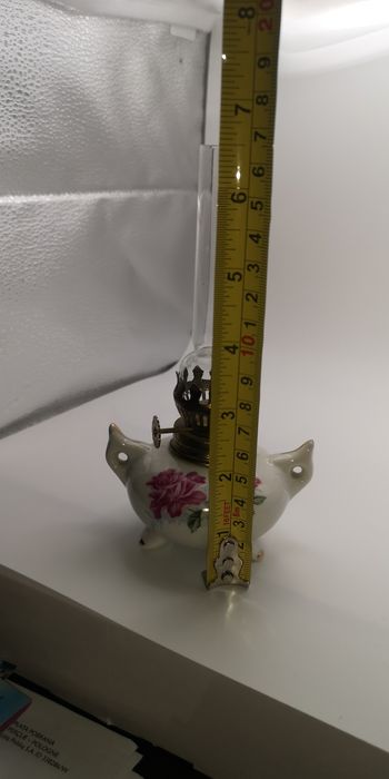 Lampa naftowa porcelanowa miniaturowa wysokość 17 cm w kwiatki.