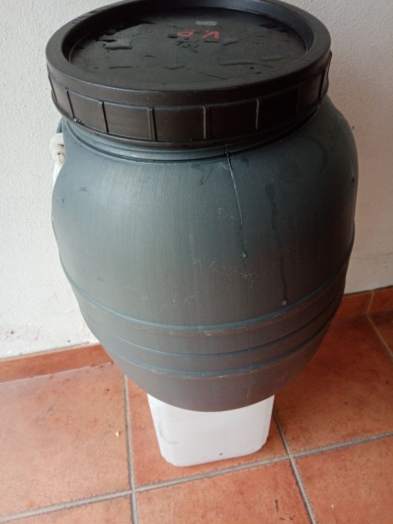Deposito de plástico grosso bom para azeite, azeitonas ou líquidos,