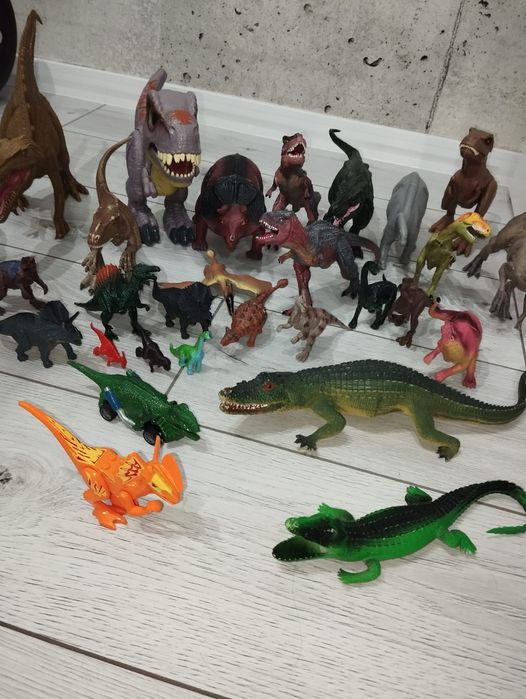 Zestaw figurek dinozaurów, stan bardzo dobry!