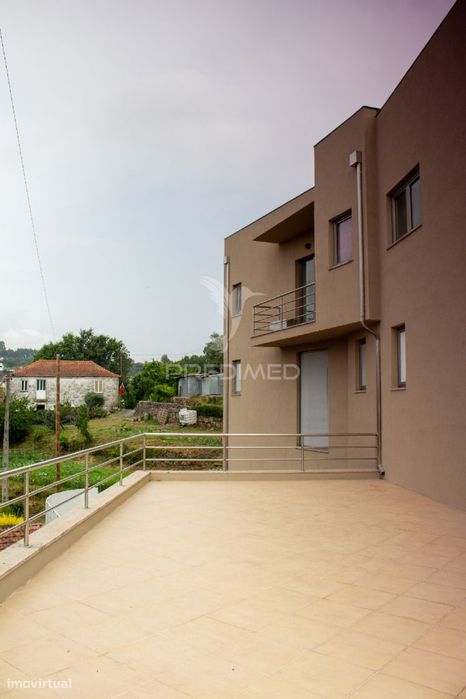 Descubra Este Prédio Versátil em Lordelo, Paredes!