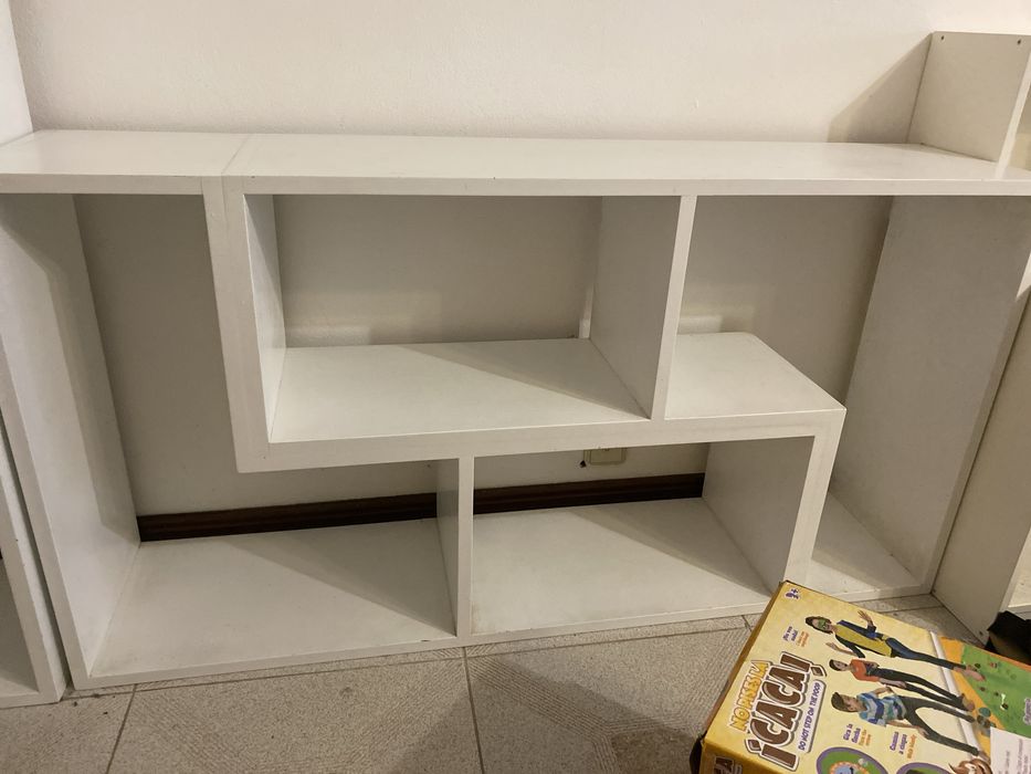 Estantes em madeira pintada branca