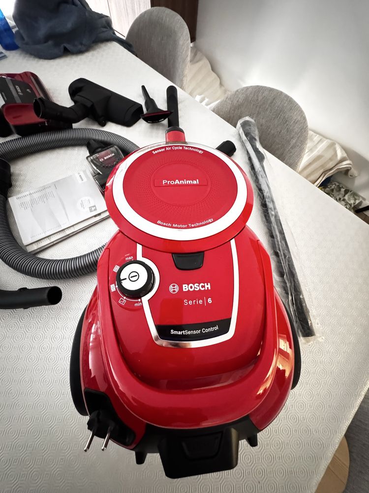 Aspirador sem saco ProAnimal Vermelho - BOSCH Serie 6