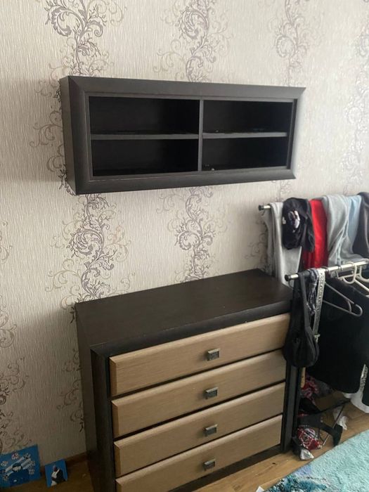 Комод з навісною полицею