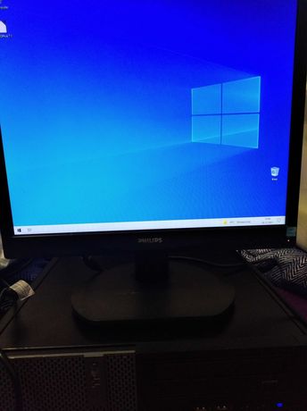 Komputer stacjonarny z monitorem, gotowy do pracy