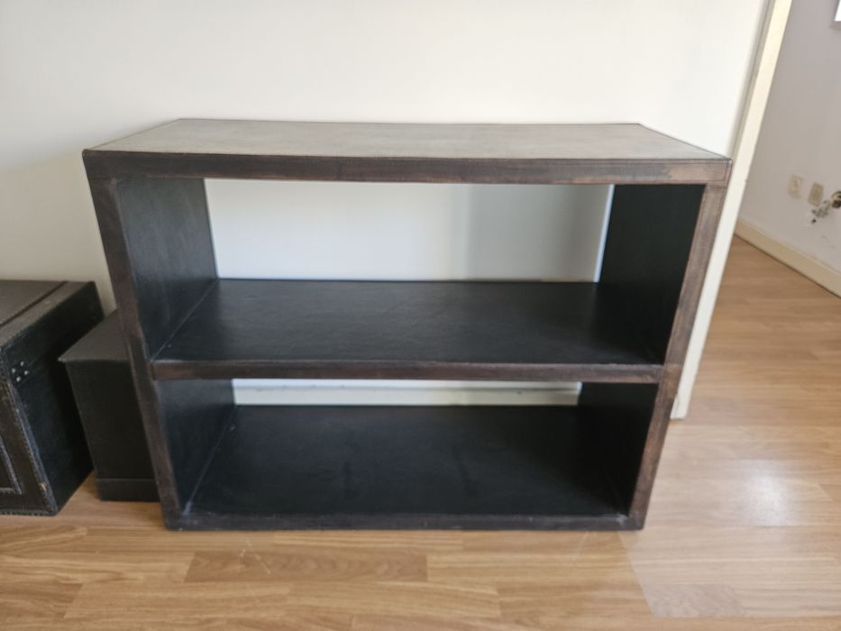 Estante para TV ou decorativa em couro