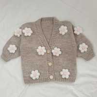 Sweterek zapinany z kwiatami robiony ręcznie na drutach