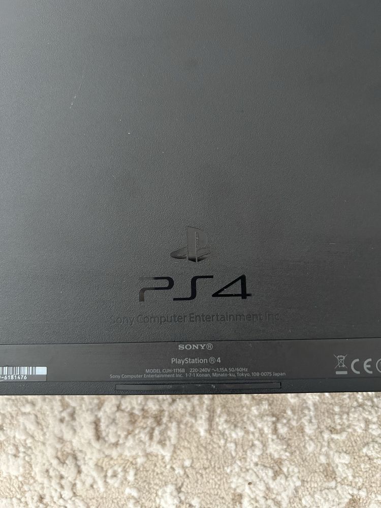 Playstation PS4 com 2 comandos incluidos e 3 jogos