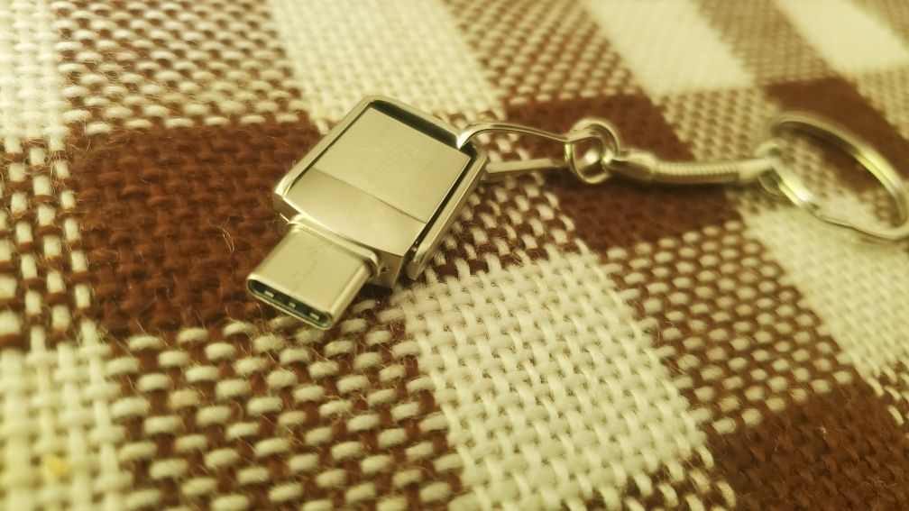 Pendrive USB 3.0 "Xiaomi" 2 TB (realnie 100–200 GB), USB-A + USB-C