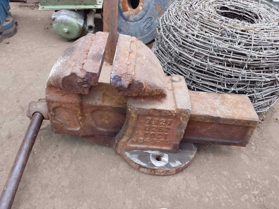 Продам Тиски большие и маленькие