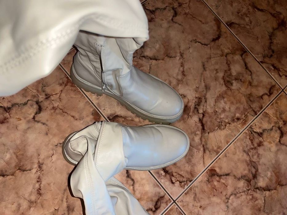 Довгі чоботи світлі