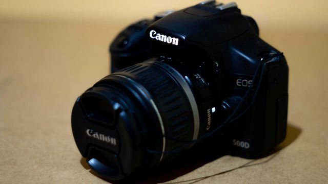 lustrzanka Canon eos 500D z obiektywem EF-S 18-55mm f3.5