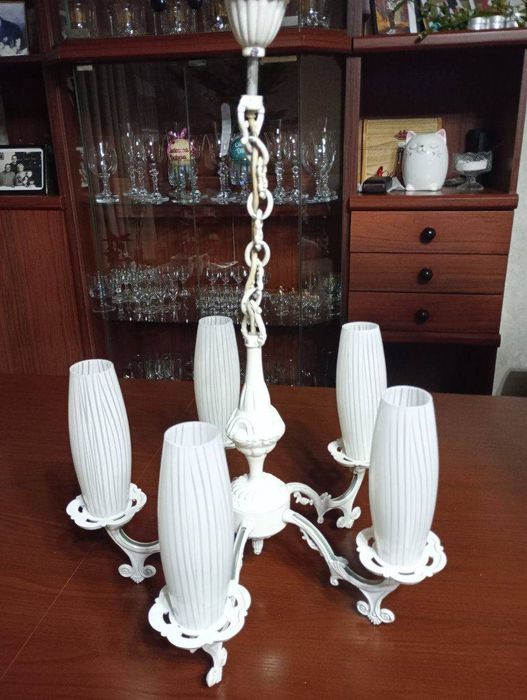 Rezerwacja do czwartku. Biały żyrandol PRL