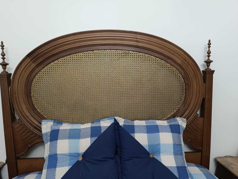 Cama  com cabeceira em Palhinha com Camiseiro e Mesas de Cabeceira
